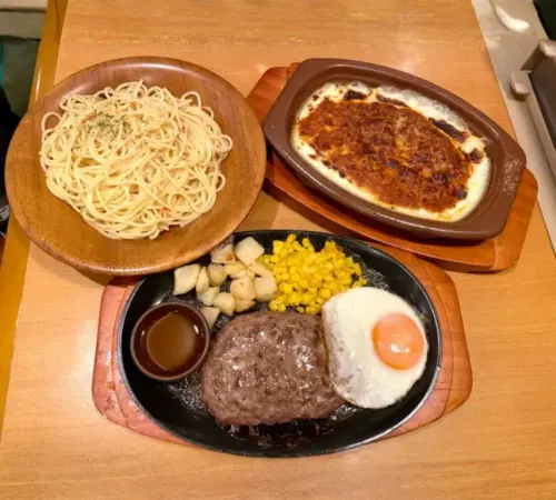 ミラノ風ドリアと辛味チキン、小エビのサラダを組み合わせた定番セット