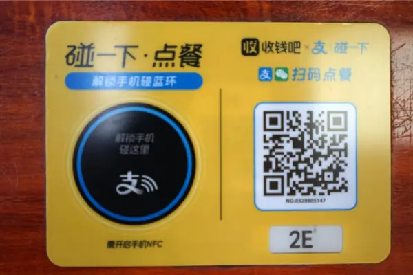 スマホでQRコードを読み取って注文する様子