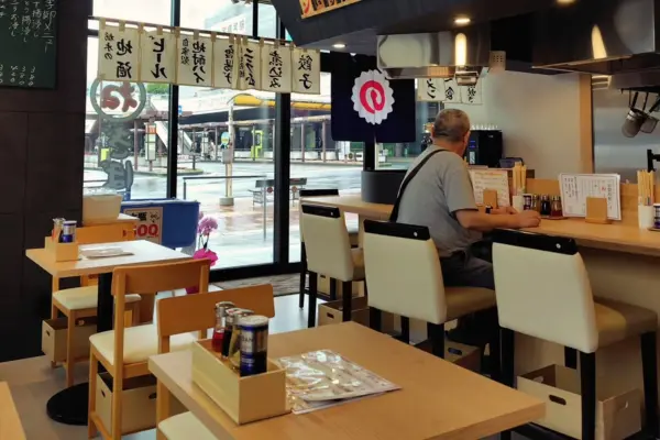 サイゼリヤの店内で席に案内される様子
