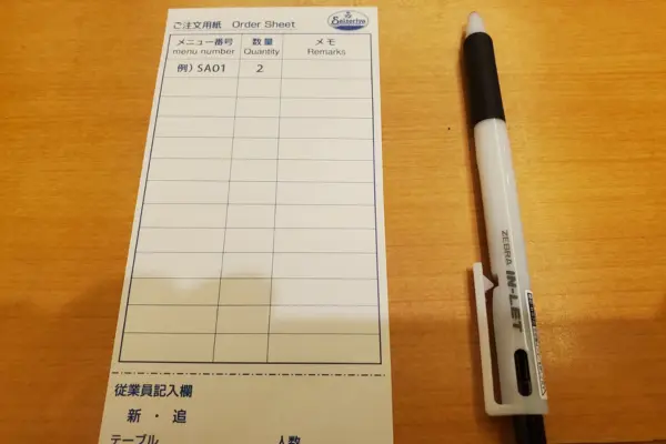 サイゼリヤで追加注文をする様子