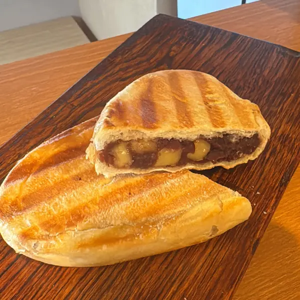 パンチェッタとチーズのパニーニ