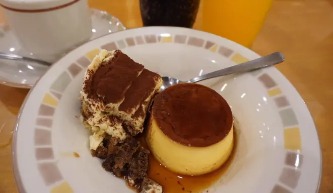 プリンとティラミス クラシコの盛合せ